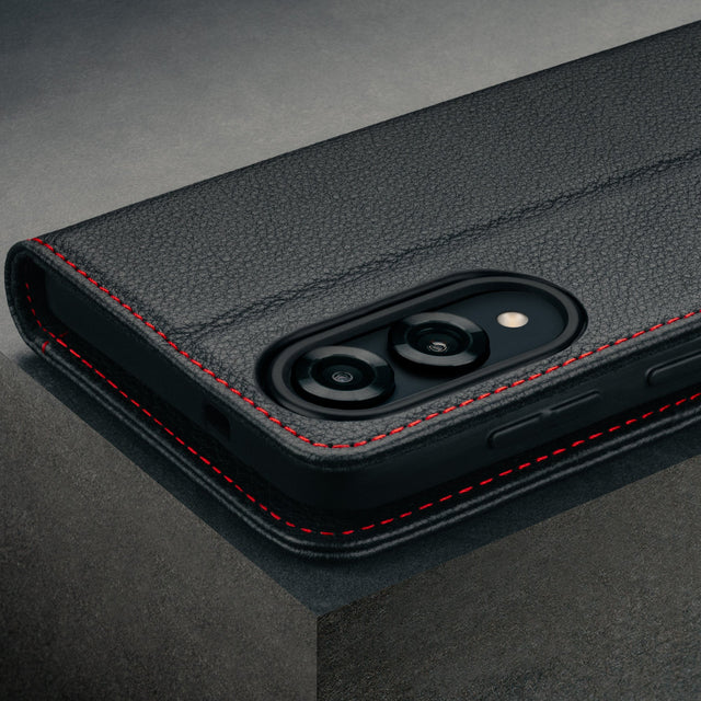 Camera cutout on the Black with Red Detail Leather Case for Galaxy S25 Edge