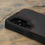 Kameraausschnitt auf der schwarzen Lederhülle mit rotem Detail für das Samsung Galaxy S24