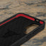 GEO-AS-3-Technologie in der schwarzen Lederhülle mit rotem Detail für das Samsung Galaxy S24