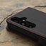 Kameraausschnitt auf der schwarzen Lederhülle mit roten Details für das Samsung Galaxy S24 Plus