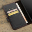 Kartenfächer im Inneren der schwarzen Lederhülle mit roten Details für das Samsung Galaxy S24 Plus