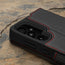 Kameraausschnitt auf der Brieftaschenhülle aus schwarzem Leder mit roten Details für das Samsung Galaxy S24