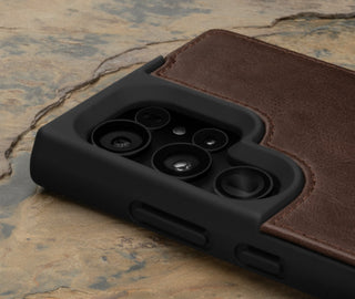 Kameraausschnitt auf der dunkelbraunen Leder-Bumperhülle für das Samsung Galaxy S24 Ultra